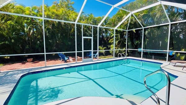 Alberca al aire libre y alberca climatizada