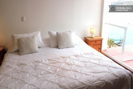 Espacio para trabajar con laptop y wifi gratis . Bahíasol Lodge Naútico