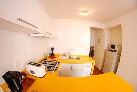 Refrigerador, microondas, placa de cocina, utensilios de cocina. Bahíasol Lodge Naútico