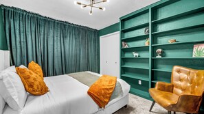 3 bedrooms, iron/ironing board, travel cot, free WiFi - LUX Backyard Oasis, Pool, OutdoorTV, Covered Patio, Loungers, Walk to Stadiums (Arlington)