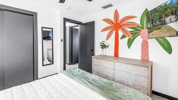 2 bedrooms, travel crib, WiFi (free), bed sheets