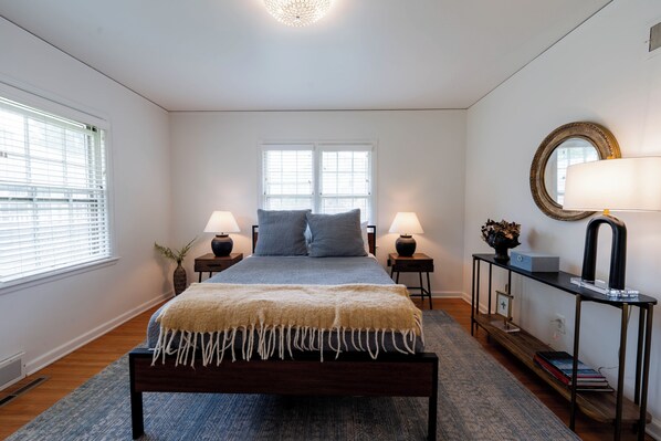 3 bedrooms, desk, WiFi, bed sheets