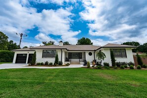 Exterior - Cozy Retreat in the heart of Tulsa. Fully handicap shower! (Tulsa)