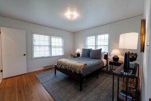 3 bedrooms, desk, WiFi, bed sheets - Cozy Retreat in the heart of Tulsa. Fully handicap shower! (Tulsa)