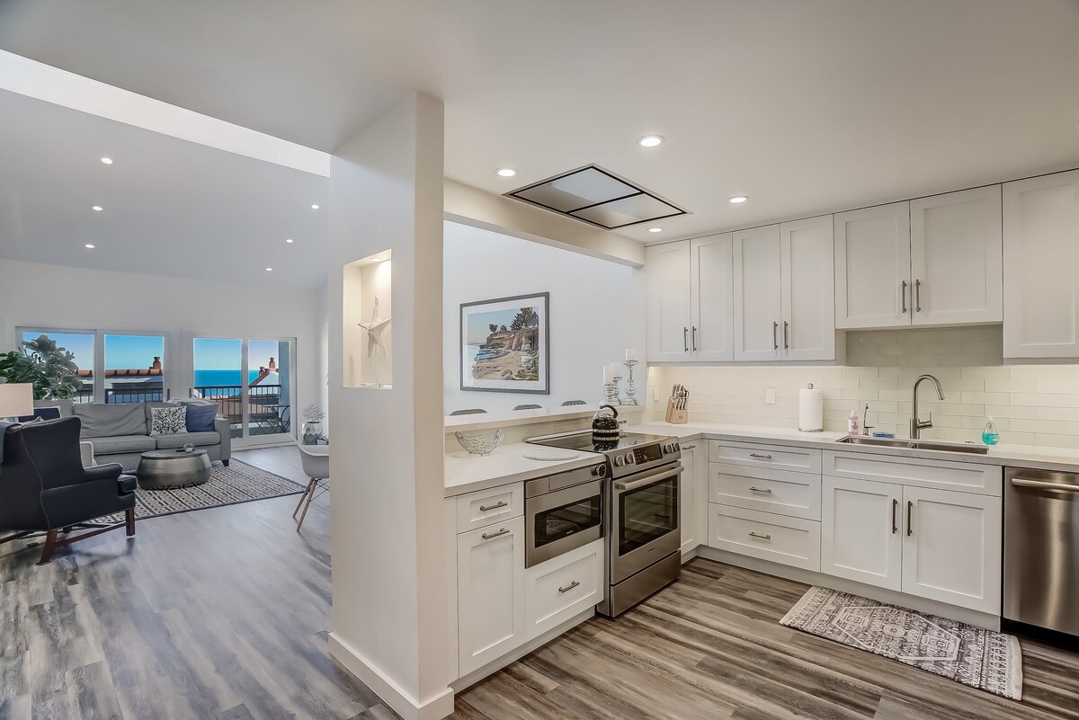 Updated Penthouse! Steps from the sand at Leadbetter Beach, pool, spa, BBQ and more!