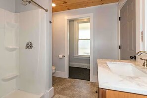 Shower, hair dryer, towels, toilet paper - Cozy 2-Bedroom, 2 Bathroom Getaway (Kirtland)