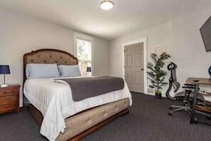 2 bedrooms, desk, iron/ironing board, free WiFi - Cozy 2-Bedroom, 2 Bathroom Getaway (Kirtland)