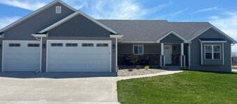 4-bedroom house in peaceful Neenah with AC, WiFi. Perfect for EAA travelers.