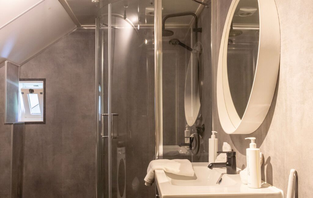 Bathroom upstairs (2)