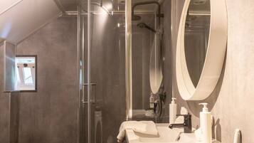 Bathroom upstairs (2)