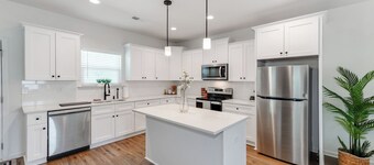 Modern Home-4miles to city-Fully Fenced-Dogs ok! 