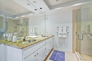 Douche, sèche-cheveux, serviettes fournies