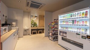 Lobby - Quintessa Hotel Fukuoka Watanabedori Comic&Books (Fukuoka)