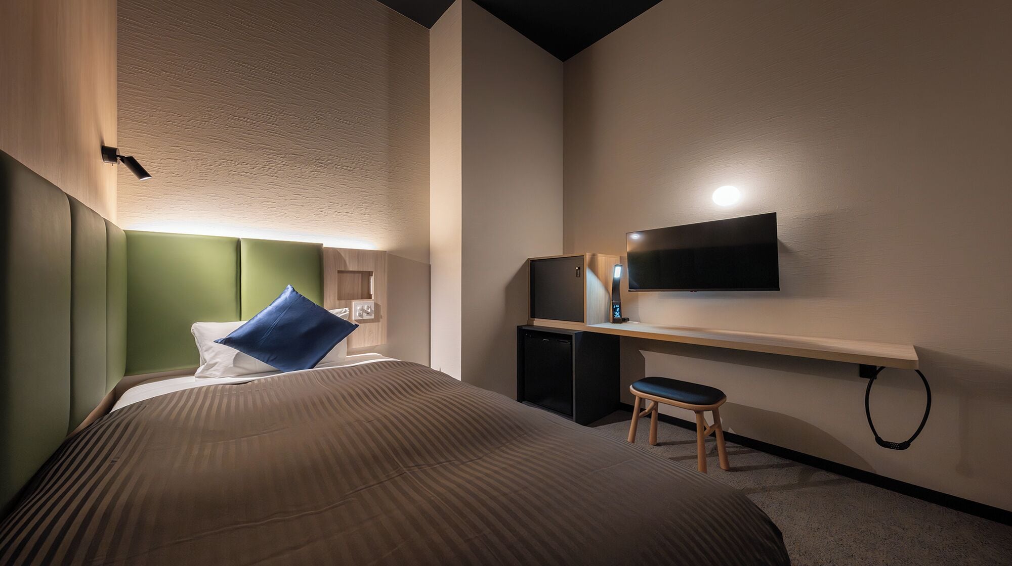 واي فاي مجانًا وملاءات أسرّة