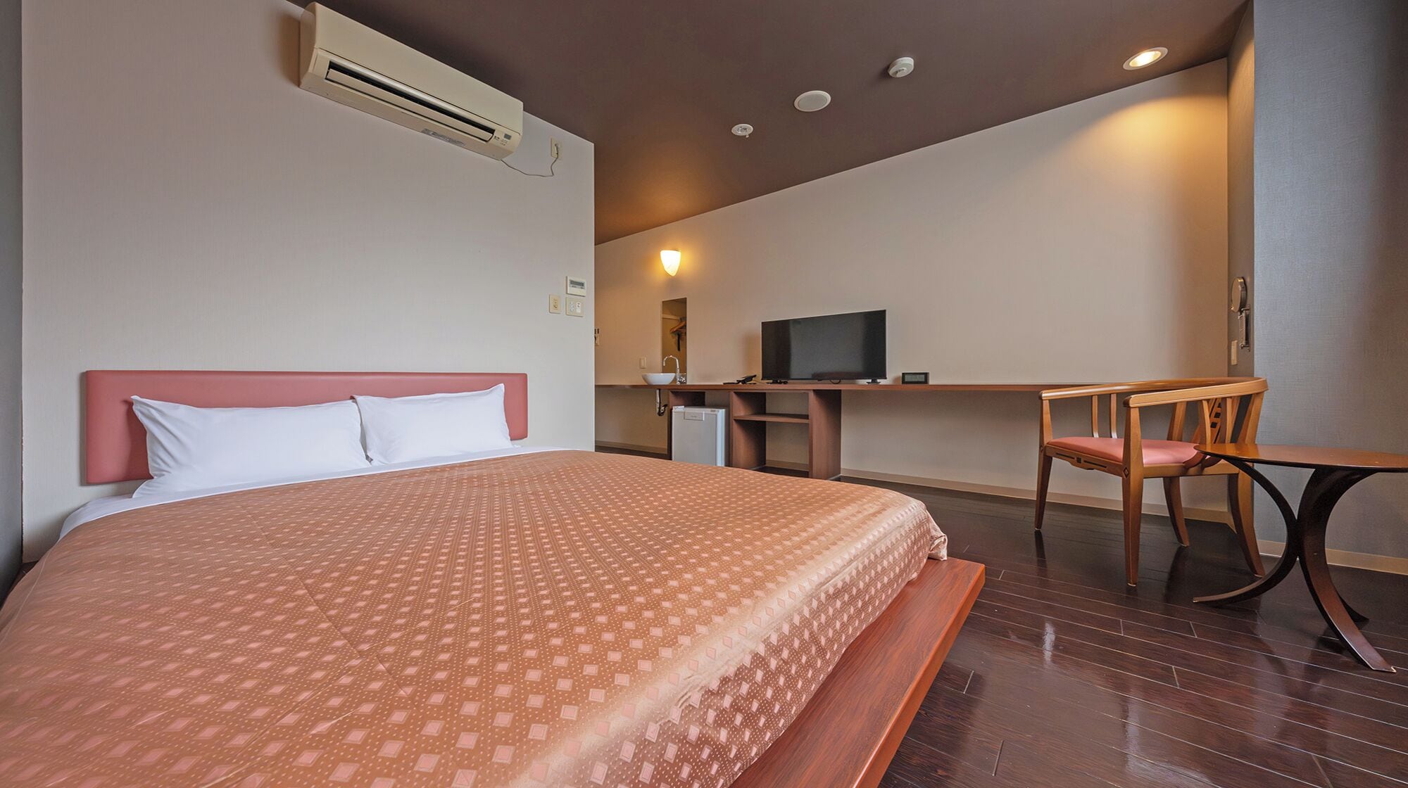 واي فاي مجانًا وملاءات أسرّة