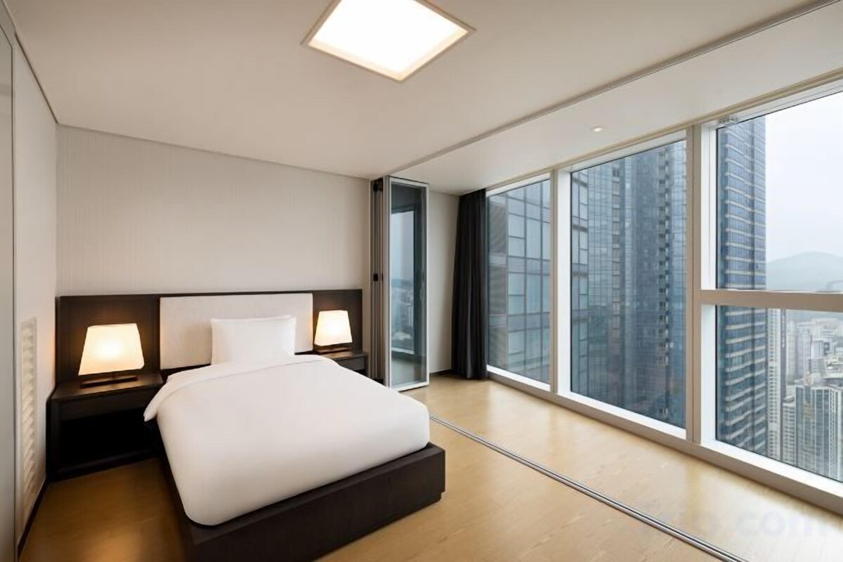 Premium bedding, down comforters, in-room safe, blackout drapes