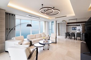 Ocean Premier Suite | Living area | 70-inch Smart TV with cable channels - LCT residence THE VINE Haeundae (Busan)