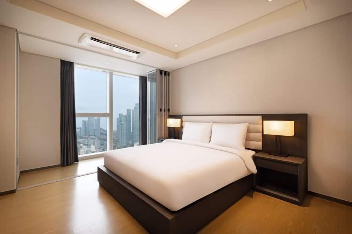 3 bedrooms, premium bedding, down duvets, in-room safe