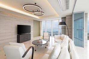 Ocean Premier Suite | Living area | 70-inch Smart TV with cable channels - LCT residence THE VINE Haeundae (Busan)