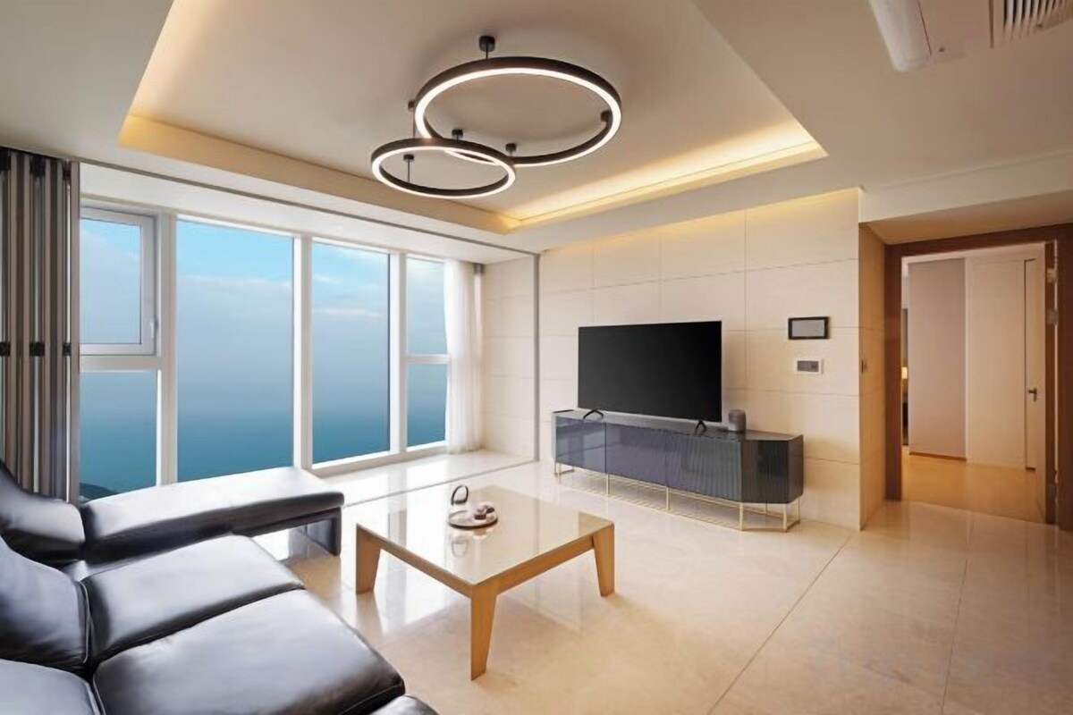 Living area | 70-inch Smart TV with cable channels