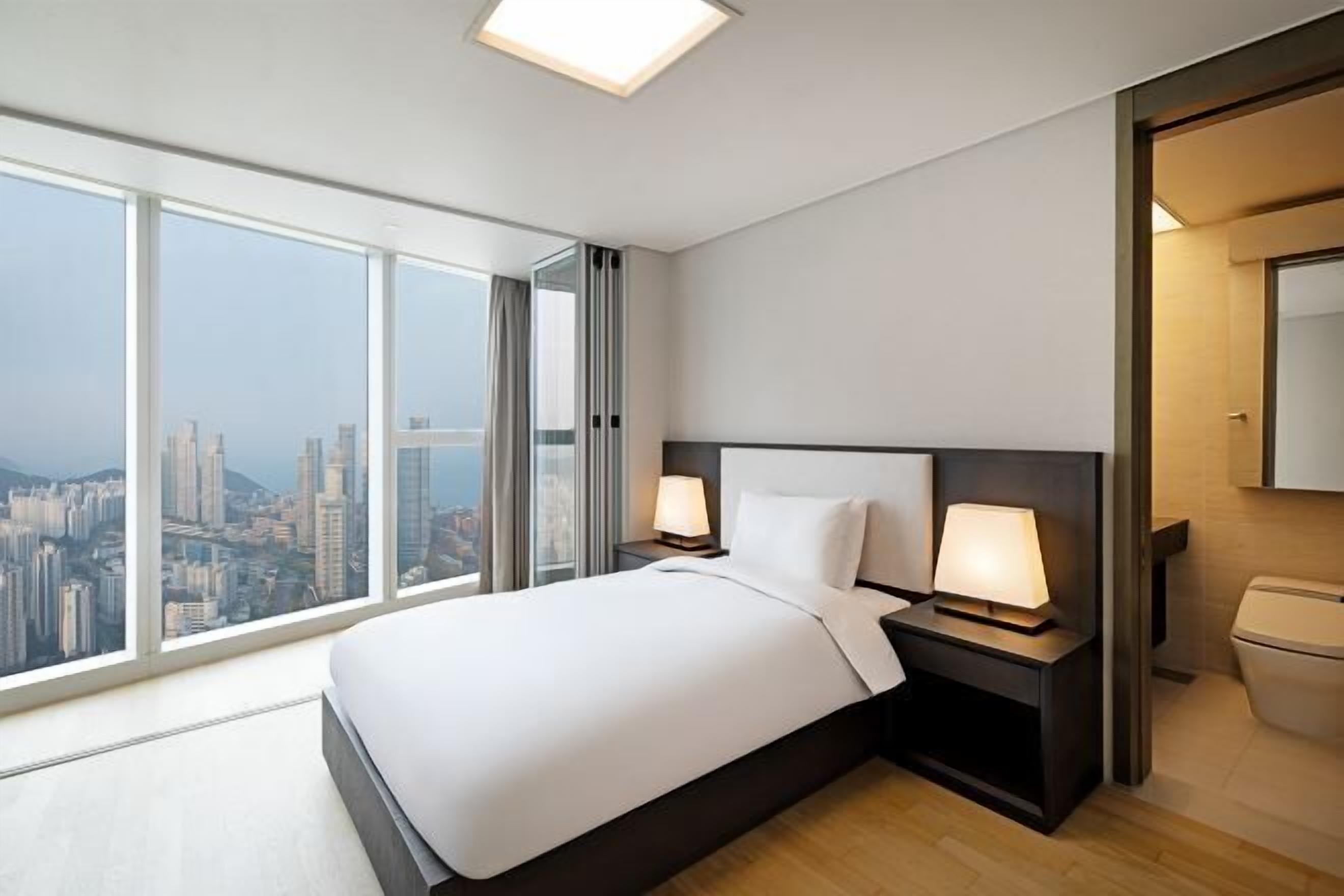 Bộ đồ giường cao cấp, chăn bông, két bảo mật tại phòng 