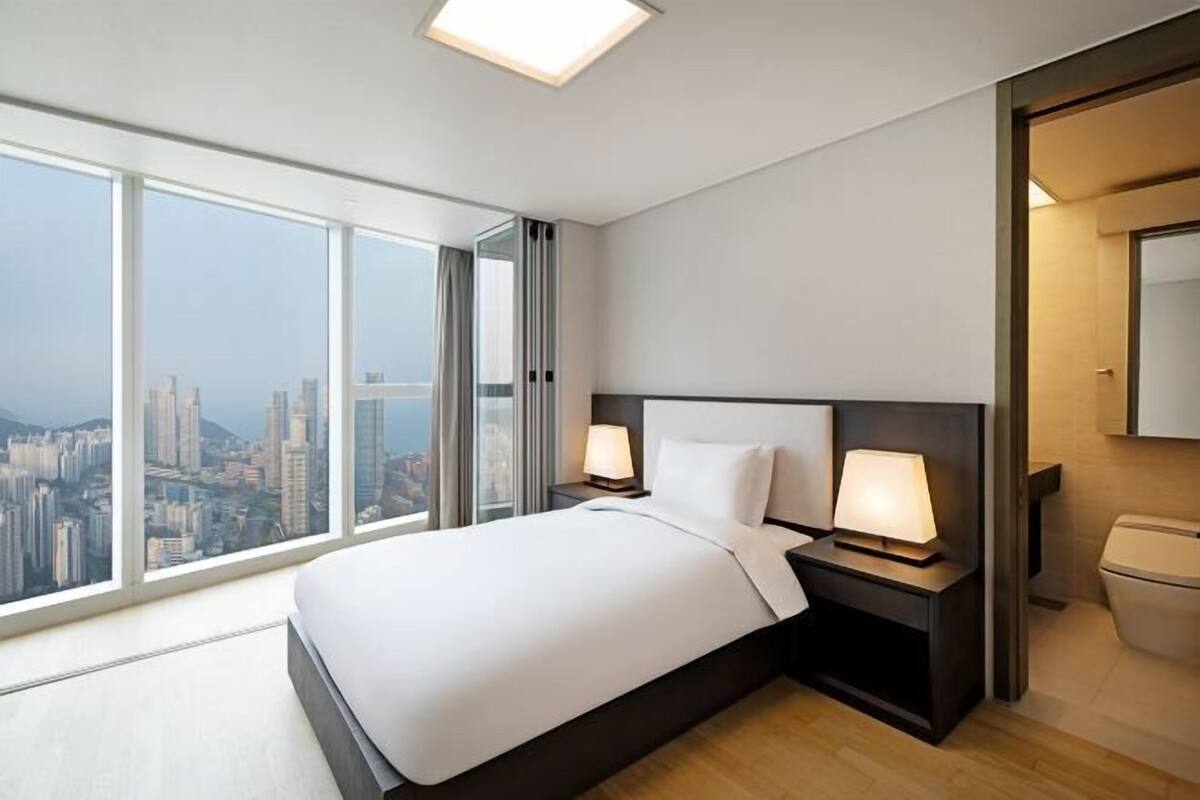 3 bedrooms, premium bedding, down duvets, in-room safe