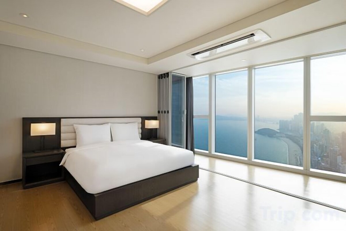 Premium bedding, down comforters, in-room safe, blackout drapes