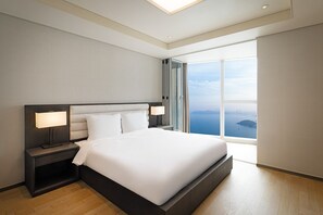 Ocean Executive Suite | Premium bedding, down duvets, in-room safe, individually furnished - LCT residence THE VINE Haeundae (Busan)