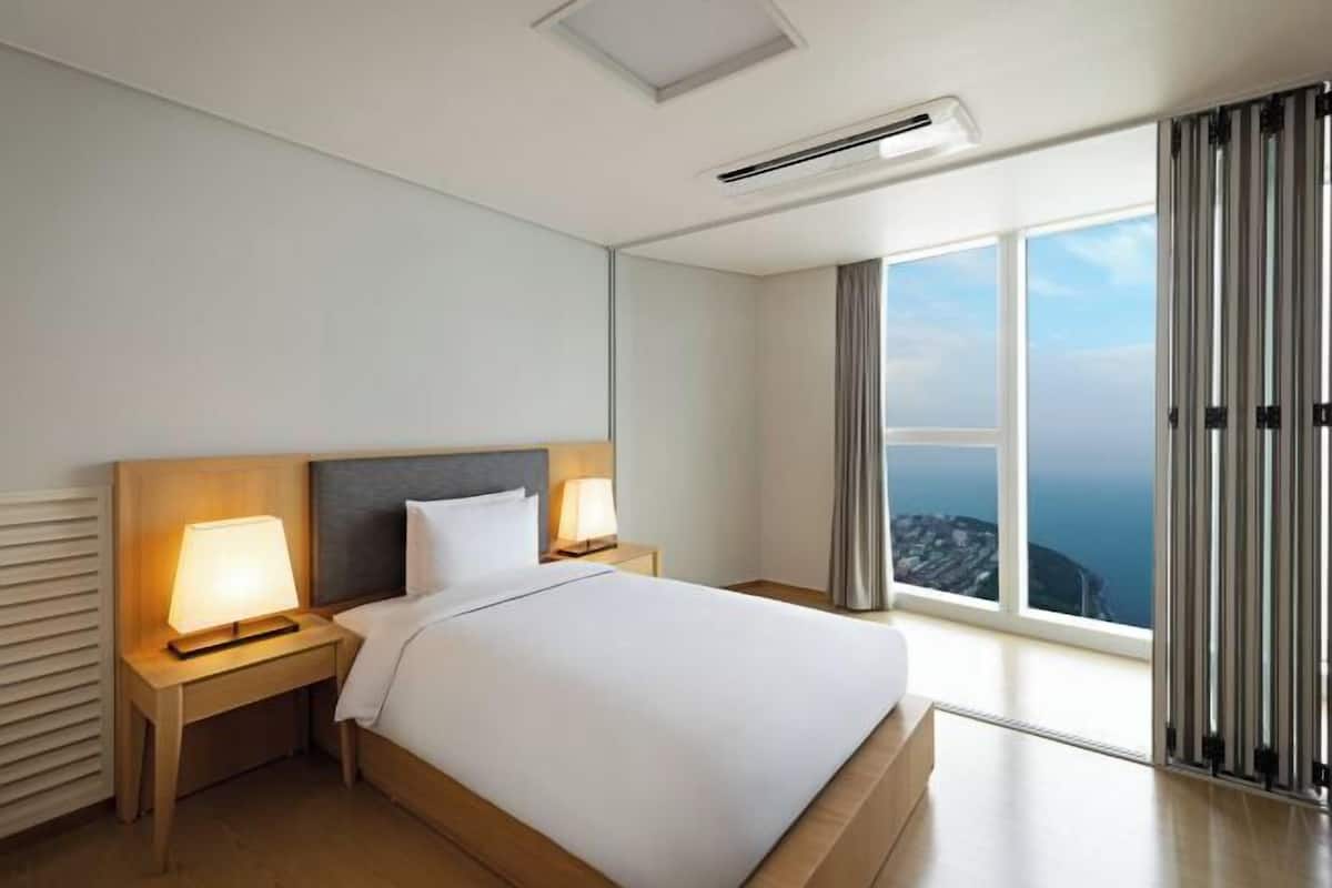 3 bedrooms, premium bedding, down duvets, in-room safe