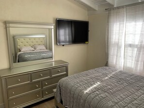 3 bedrooms, iron/ironing board, WiFi, bed sheets