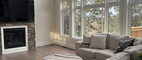 Cottage, Pets allowed, Partial Lake View