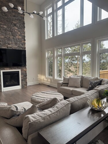 Modern Muskoka Cottage with Lake Views