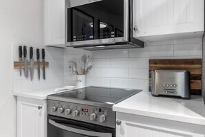 Frigorífico, microondas, horno y placa de cocina