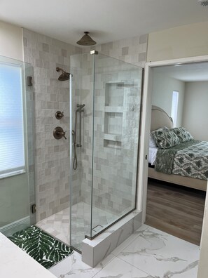 シャワー、タオル、石鹸、シャンプー