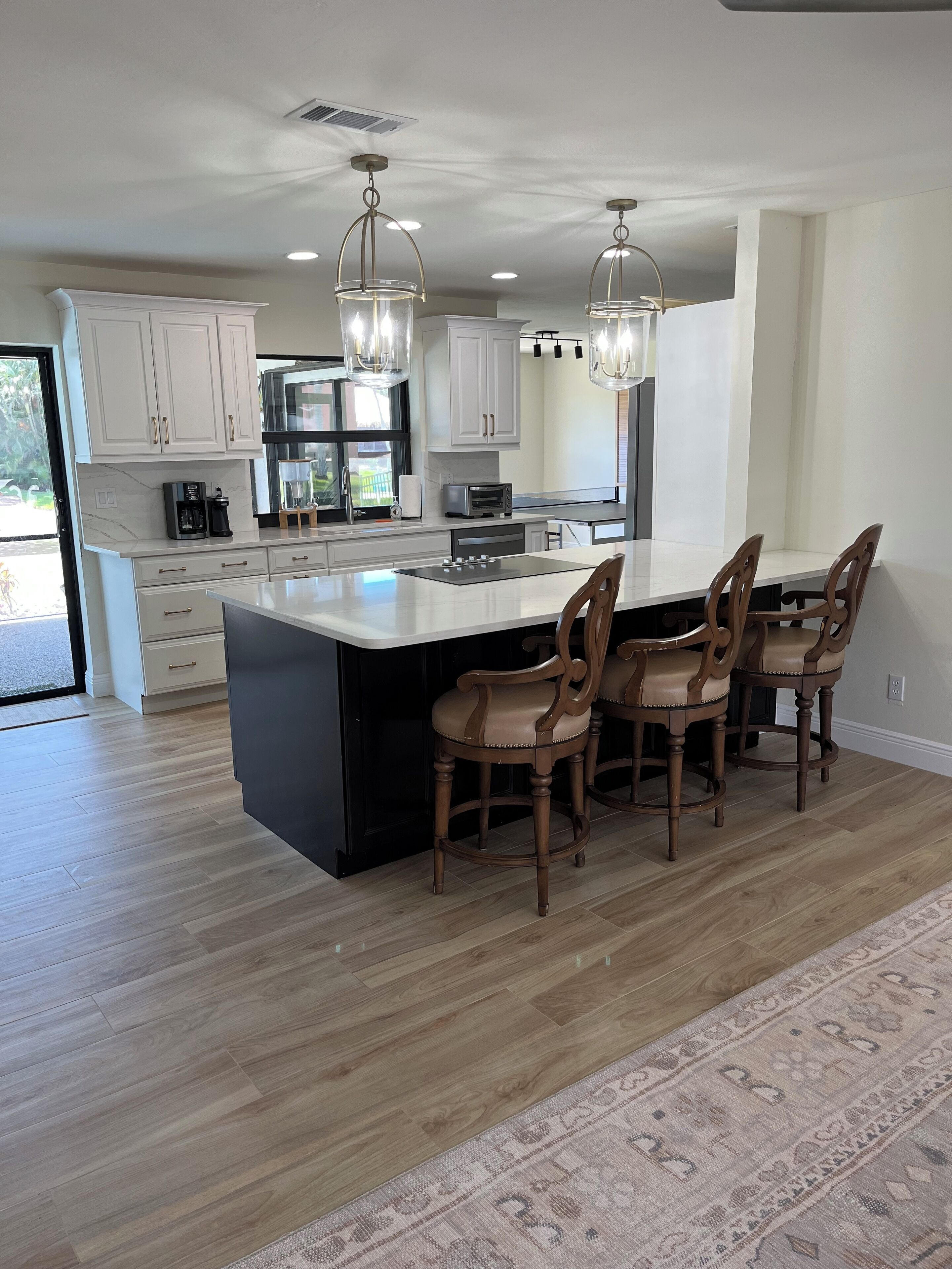 Mikrobølgeovn, ovn, kokeplater og oppvaskmaskin