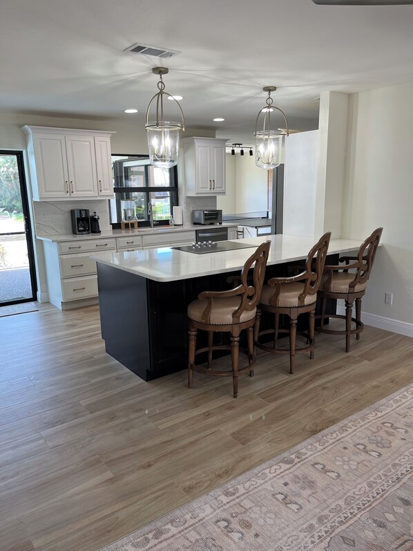 Microwave, oven, stovetop, dishwasher - On canal, boat friendly, and heated saltwater pool. (Fort Myers)