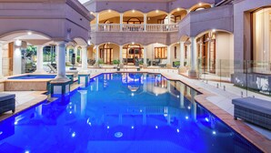 Una amplia piscina cubierta con zonas techadas y varios niveles de balcones.