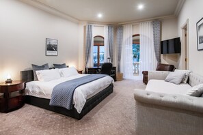 7 Schlafzimmer, Schreibtisch, Bügeleisen/Bügelbrett, Reisekinderbett