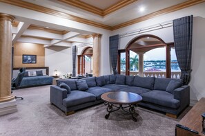 Smart-TV, Videospiele, Tischfußball, Bücher