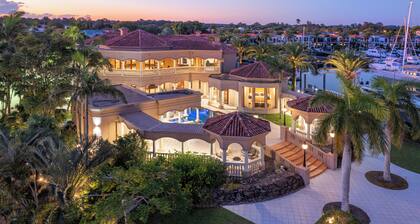 Bellagio Gold Coast / Luxury Mansion Waterfront