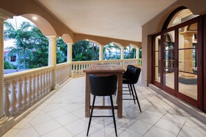 Outdoor dining - Bellagio Gold Coast / Luxury Mansion Waterfront (Hope Island)
