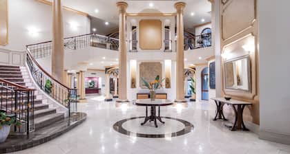 Bellagio Gold Coast / Luxury Mansion Waterfront