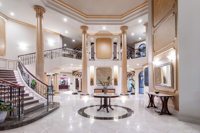 Bellagio Gold Coast / Luxury Mansion Waterfront