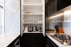 Microondas, horno, placa de cocina y lavavajillas