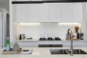 Refrigerador, microondas, horno, placa de cocina