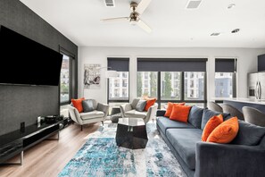 Smart TV, books - Walkable to Vandy. 2 King BR. 2 BA. Upscale West End Gem. Pool. Gym. Parking. (Nashville)