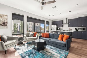 Smart TV, books - Walkable to Vandy. 2 King BR. 2 BA. Upscale West End Gem. Pool. Gym. Parking. (Nashville)