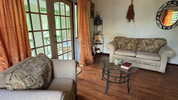 Duplex Standard, cuisine, vue sur le jardin | Aire de séjour