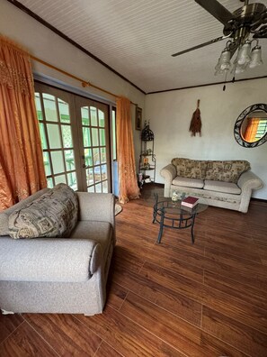 Standard Duplex, Kitchen, Garden View | Ruang tamu