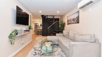 Een smart-tv en boeken